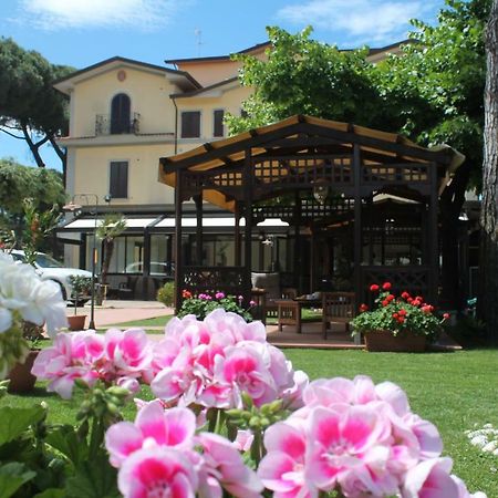Hotel Virginia Marina di Massa Exteriör bild