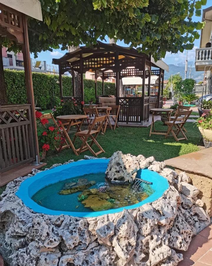 Hotel Virginia Marina di Massa Exteriör bild