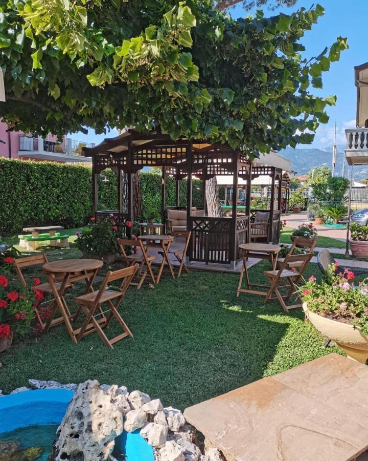 Hotel Virginia Marina di Massa Exteriör bild