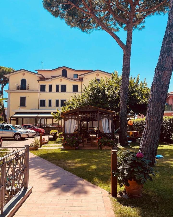 Hotel Virginia Marina di Massa Exteriör bild