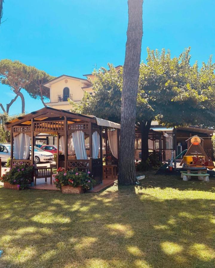 Hotel Virginia Marina di Massa Exteriör bild