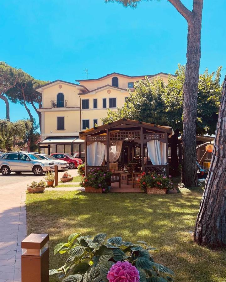 Hotel Virginia Marina di Massa Exteriör bild