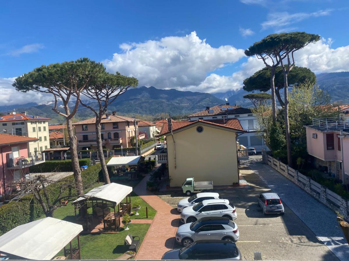 Hotel Virginia Marina di Massa Exteriör bild