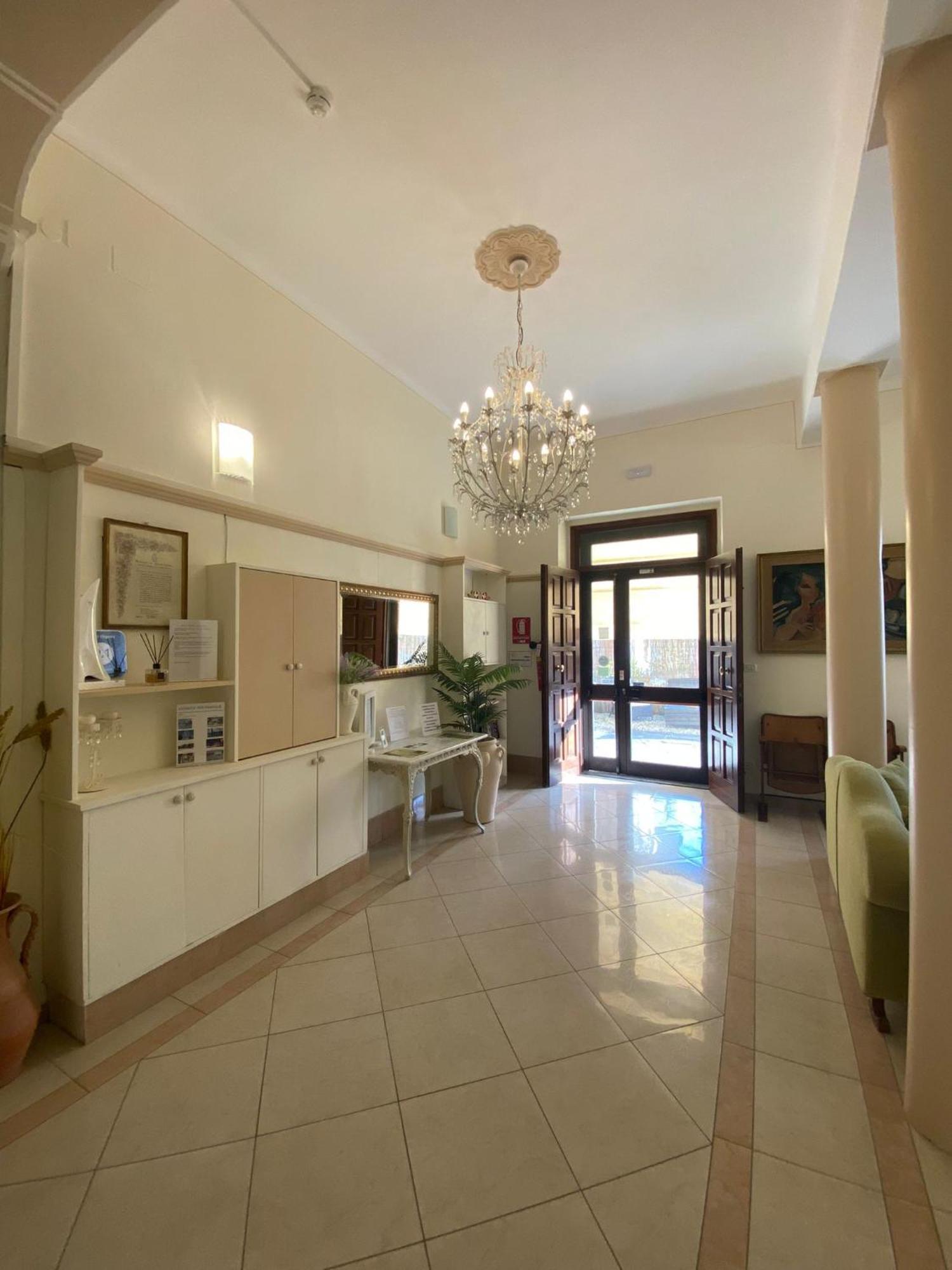 Hotel Virginia Marina di Massa Exteriör bild