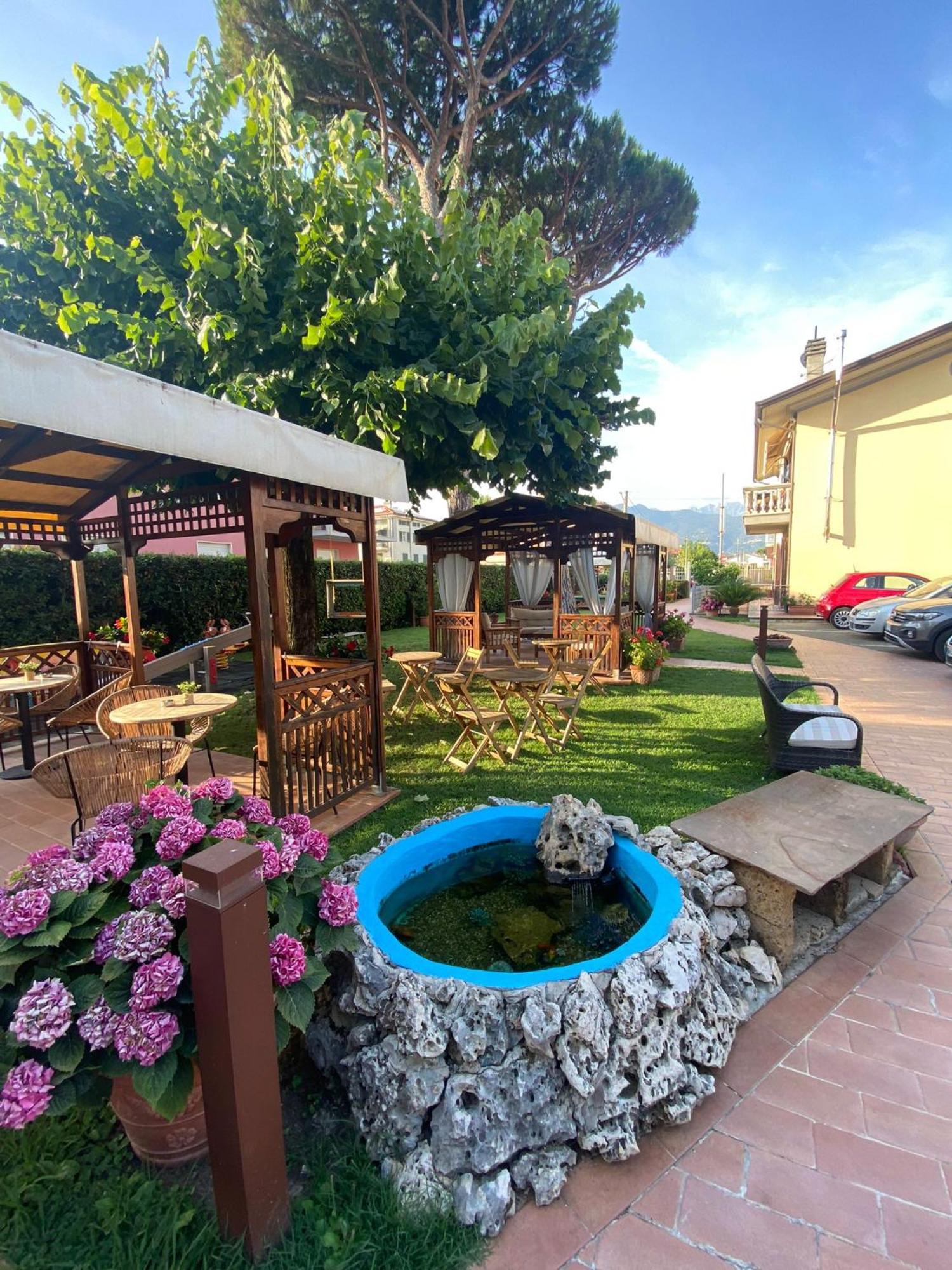 Hotel Virginia Marina di Massa Exteriör bild