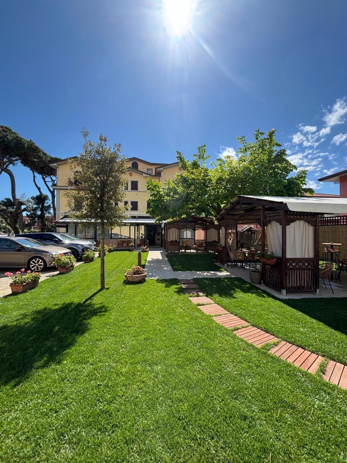 Hotel Virginia Marina di Massa Exteriör bild