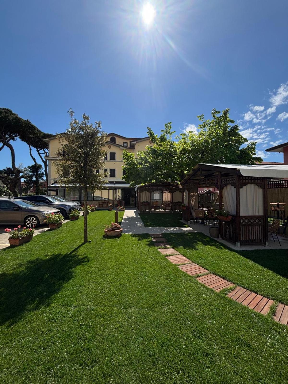 Hotel Virginia Marina di Massa Exteriör bild