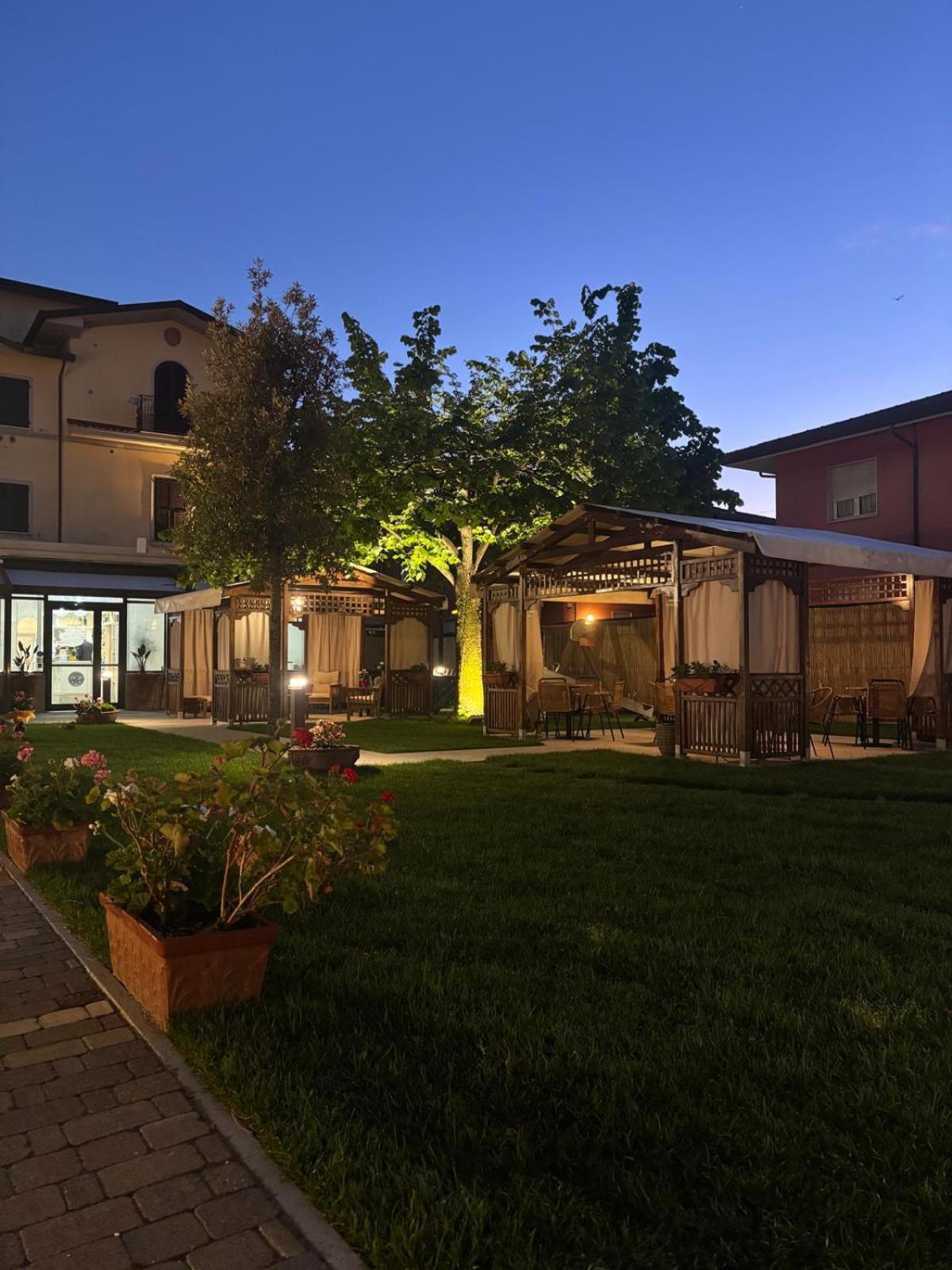 Hotel Virginia Marina di Massa Exteriör bild