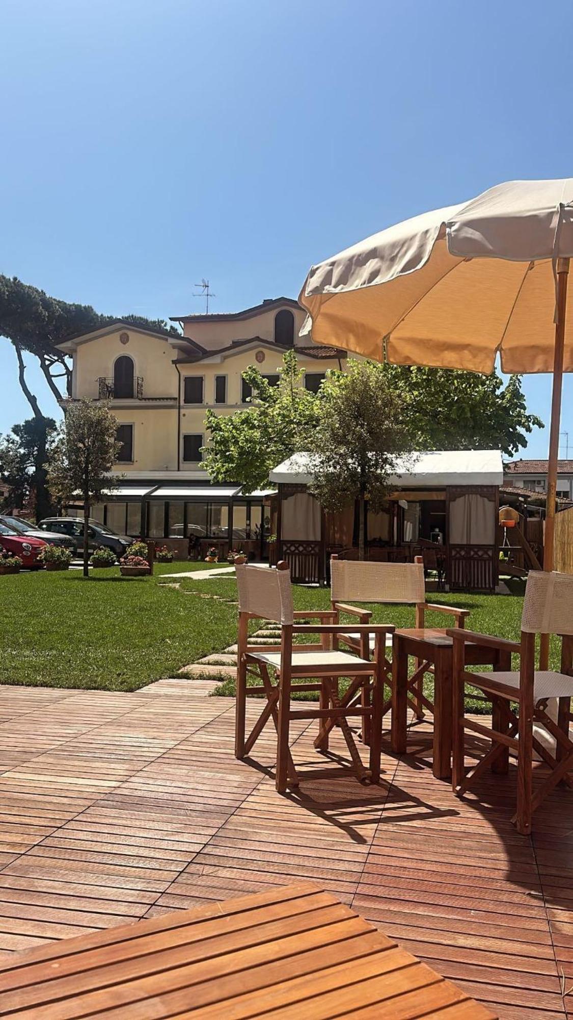 Hotel Virginia Marina di Massa Exteriör bild