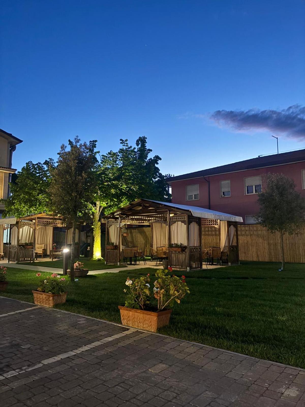 Hotel Virginia Marina di Massa Exteriör bild