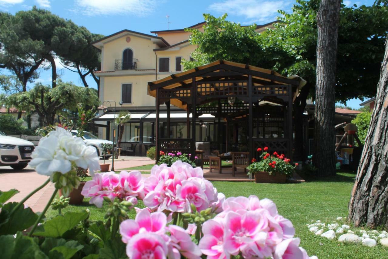 Hotel Virginia Marina di Massa Exteriör bild