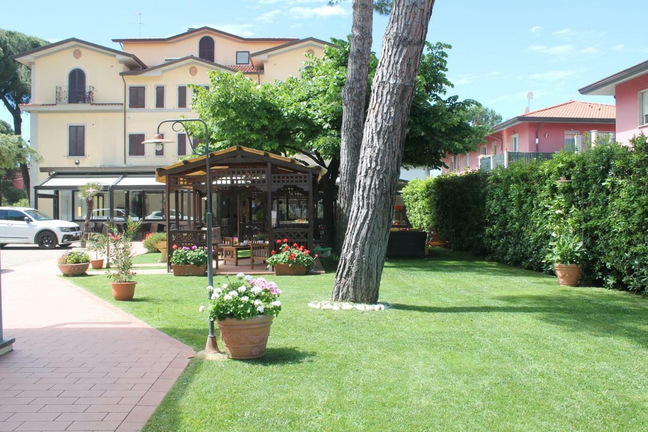 Hotel Virginia Marina di Massa Exteriör bild