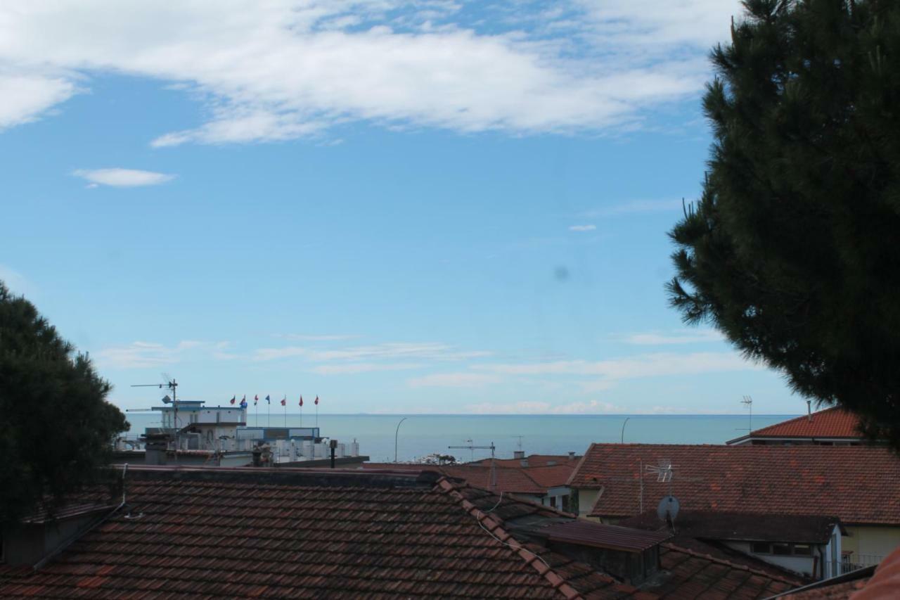 Hotel Virginia Marina di Massa Exteriör bild